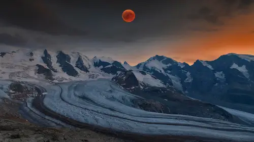7387x4155 Desktop Wallpaper - 伯尔尼纳山脉血月雪山4K电脑壁纸
