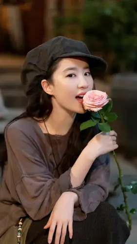 2160x3840 Mobile Wallpaper - 刘亦菲手捧粉色玫瑰壁纸