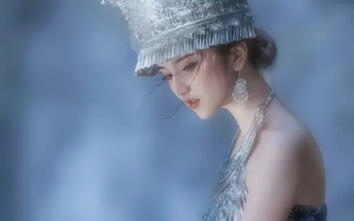 4860x3038 Desktop 人像摄影 Wallpaper - 苗族银饰女子侧影4K电脑壁纸