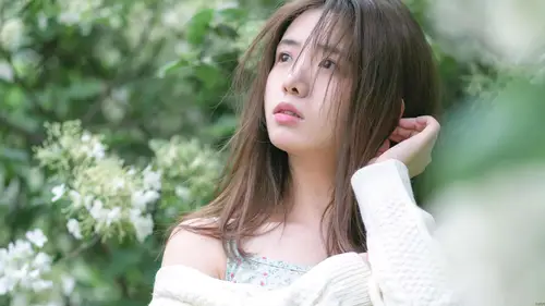 7281x4096 Desktop Wallpaper - 绿叶白花丛中长发少女4K电脑壁纸