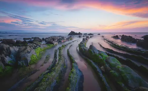 7680x4750 Desktop Wallpaper - 粉紫色晚霞下长曝光海滩岩石8K电脑壁纸