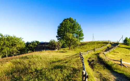 5120x3200 Desktop 自然风景 Wallpaper - 喀尔巴阡山村庄木屋与乡村小路4K电脑壁纸