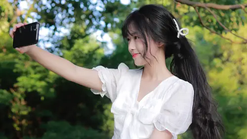 7680x4320 Desktop Wallpaper - 白裙黑长发女孩户外自拍8K电脑壁纸