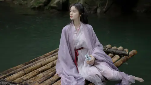 7680x4320 Desktop Wallpaper - 古风汉服女子竹筏溪流8K电脑壁纸