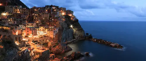 3840x1600 Ultrawide Wallpaper - 夜幕海边小镇悬崖灯火超宽屏壁纸