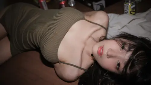 5760x3240 Desktop Wallpaper - 黑发女子侧卧回望镜头的橄榄绿吊带俯拍人像