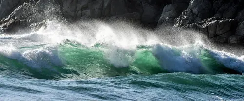 3840x1600 Ultrawide Wallpaper - 海浪拍击岩石碧绿浪花超宽屏壁纸