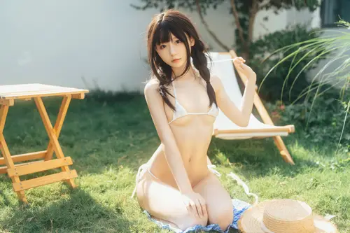 3840x2560 Desktop Wallpaper - 草地比基尼少女写真4K电脑壁纸