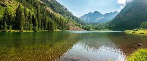 3840x1600 Ultrawide 自然风景 Wallpaper - 松林环绕的高山湖泊与远处雪峰下的浅滩波纹