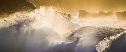 3840x1600 Ultrawide Wallpaper - 晨光海浪撞击岩石超宽屏壁纸