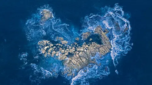 5384x3029 Desktop Wallpaper - 悉尼海岸心形礁石海浪4K电脑壁纸