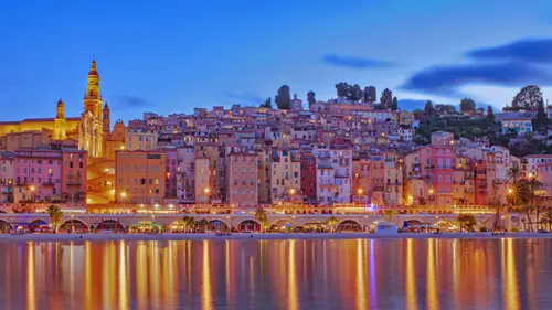 7609x4280 Desktop Wallpaper - 法国芒通老城夜景4K电脑壁纸