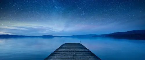 3840x1600 Ultrawide Wallpaper - 湖面木栈道星空超宽屏壁纸