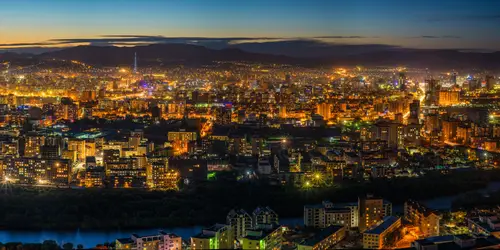 10000x5000 Desktop Wallpaper - 黄昏时分俯瞰灯火璀璨的滨河城市全景