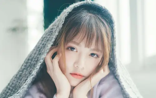 7680x4800 Desktop Wallpaper - 少女托腮披着灰色织物8K电脑壁纸