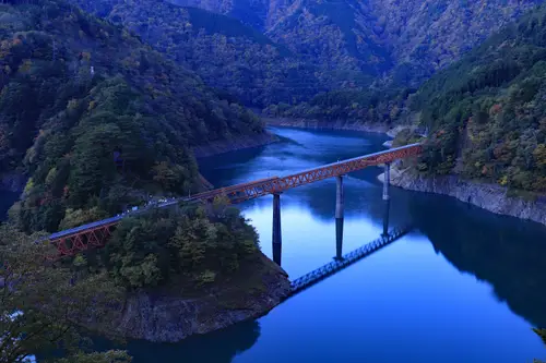 6144x4096 Desktop 自然风景 Wallpaper - 深秋静谧湖畔铁桥