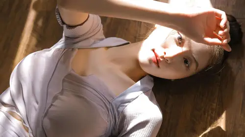 8737x4915 Desktop Wallpaper - 阳光木地板少女躺姿写真8K电脑壁纸